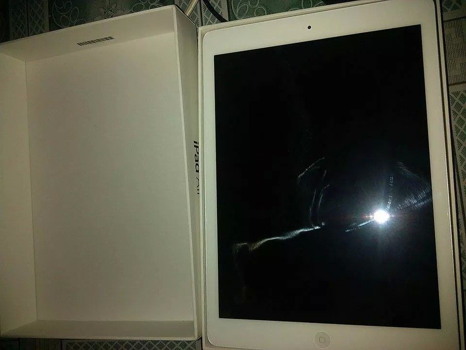 HCM - Cần bán 1 em Ipad air 32GB - 4G màu trắng mới 100%