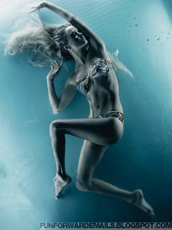 Carolyn Murphy Under Water Photoshoot 
